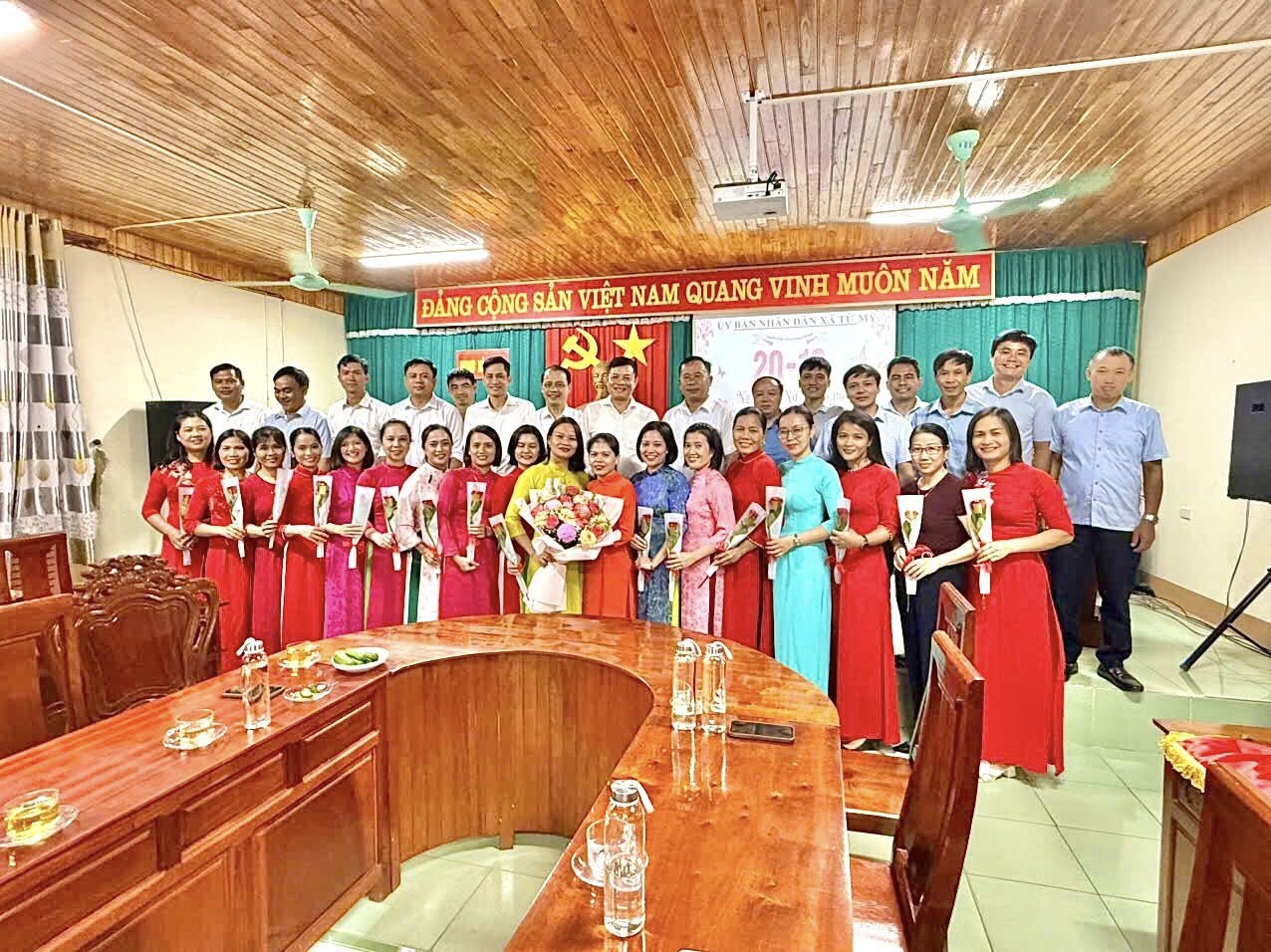UBND Xã Tứ Mỹ Tổ Chức Gặp Mặt, Chia Tay Cán Bộ Nghỉ Chế Độ và Tọa Đàm Chào Mừng Ngày Phụ nữ Việt Nam 20/10.