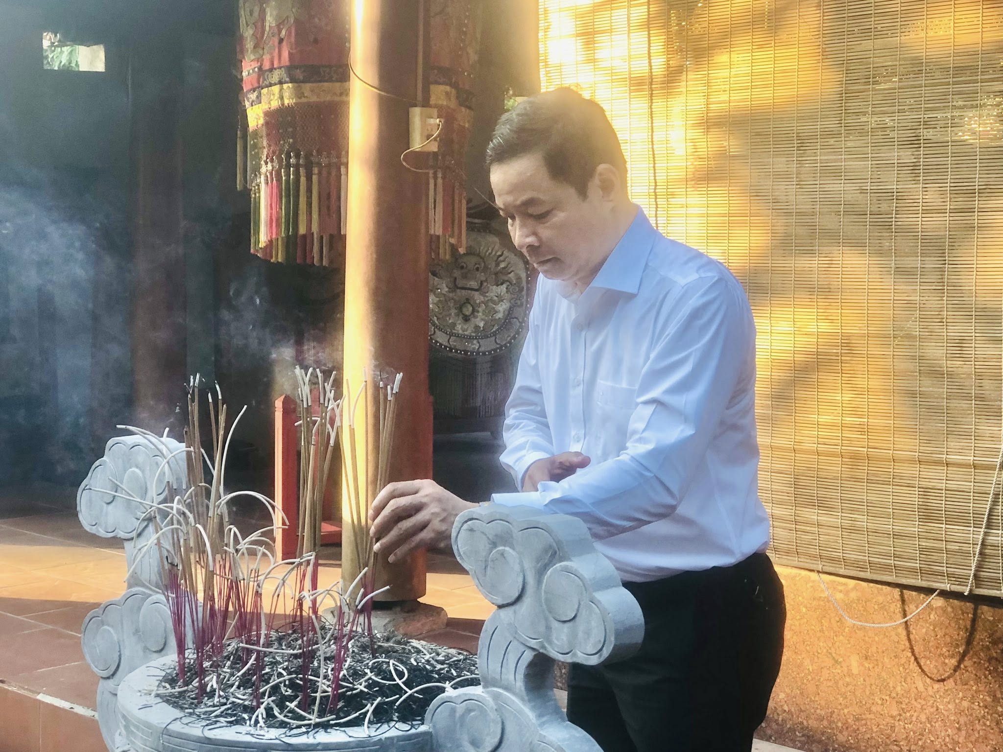 Lãnh đạo Xã và Phòng Văn hóa – Xã hội dâng hương tri ân, tưởng niệm các bậc tiền nhân và các anh hùng liệt sĩ nhân dịp Rằm tháng Bảy