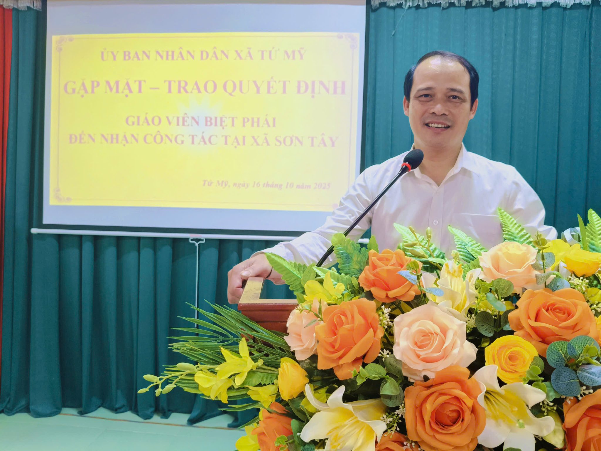 UBND XÃ TỨ MỸ TỔ CHỨC GẶP MẶT, TRAO QUYẾT ĐỊNH BIỆT PHÁI VÀ BÀN GIAO GIÁO VIÊN VỀ UBND XÃ SƠN TÂY NĂM HỌC 2025 – 2026