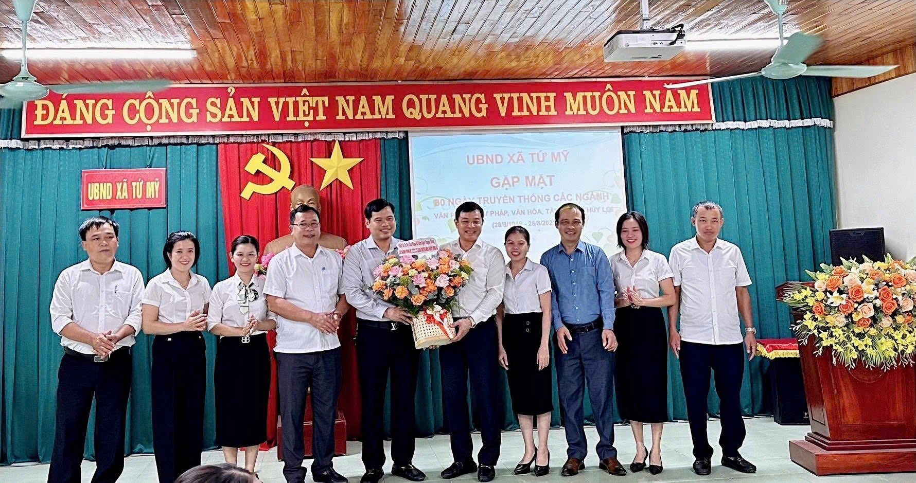 Lãnh đạo xã Tứ Mỹ tặng hoa chúc mừng 80 năm Ngày truyền thống các ngành Văn phòng, Tư pháp, Văn hóa, Tài chính, Thủy lợi