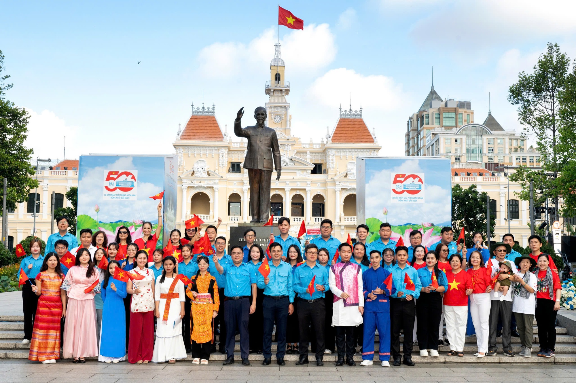 Người dân tại TPHCM rộn ràng chào đón kỷ niệm 50 năm thống nhất đất nước