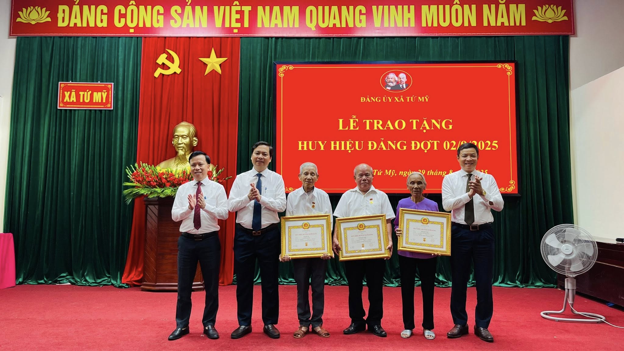 RAO TẶNG HUY HIỆU ĐẢNG ĐỢT 2/9/2025 CHO 42 ĐẢNG VIÊN THUỘC ĐẢNG BỘ XÃ TỨ MỸ