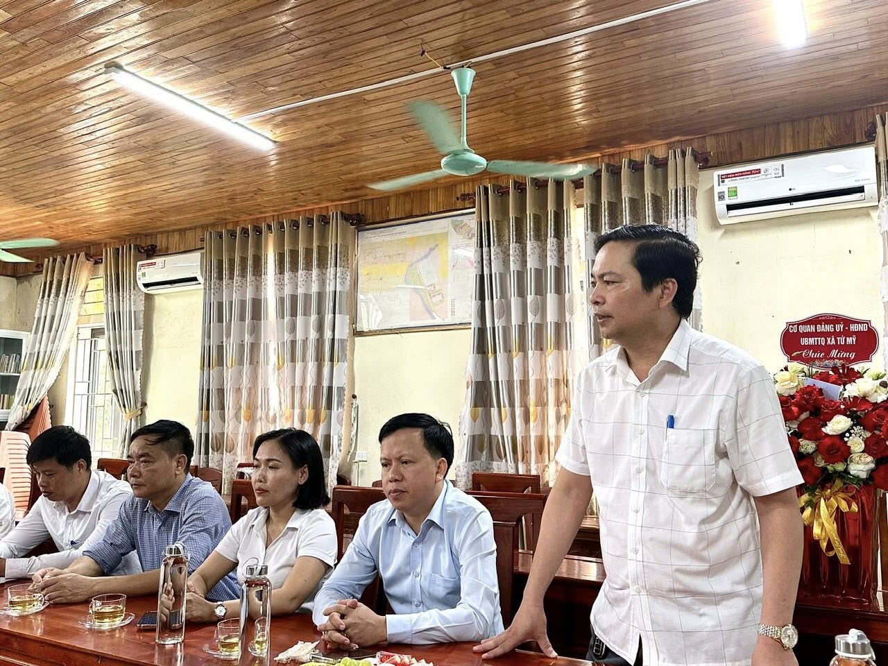 Lãnh đạo xã và Công an xã chúc mừng 80 năm Ngày truyền thống các ngành