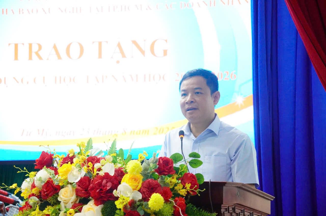 Câu lạc bộ Nhà báo xứ Nghệ tại Thành phố Hồ Chí Minh: Trao tặng 50 chiếc xe đạp và dụng cụ học tập cho học sinh nghèo xã Tứ Mỹ.