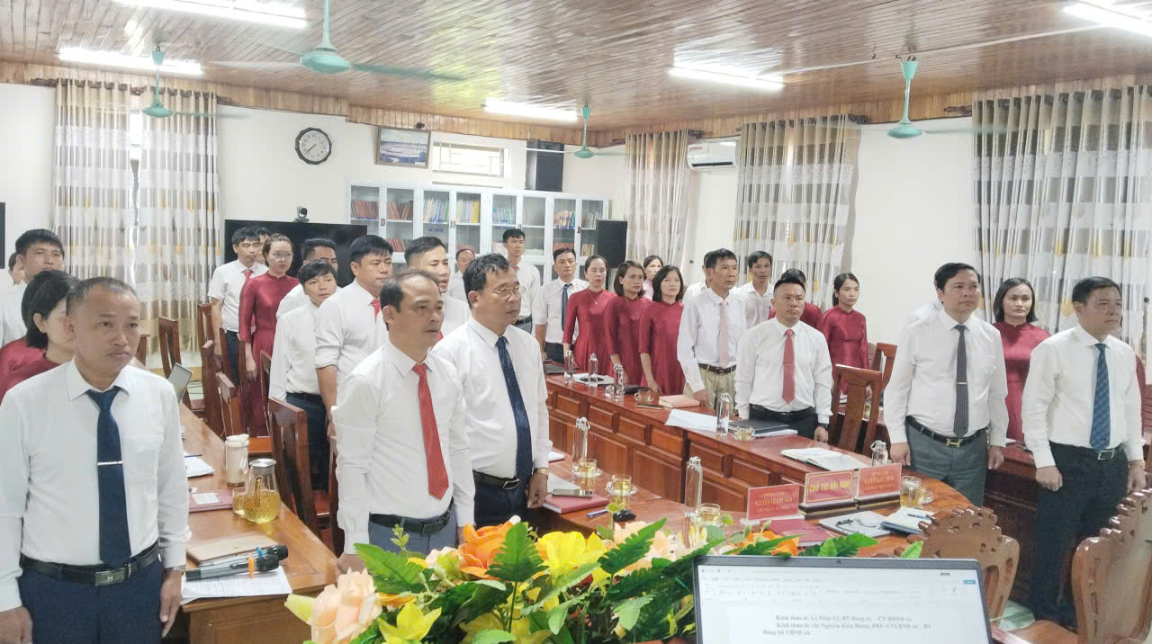 Đảng bộ cơ quan UBND xã Tứ Mỹ: Chào cờ - Giao ban tháng 6