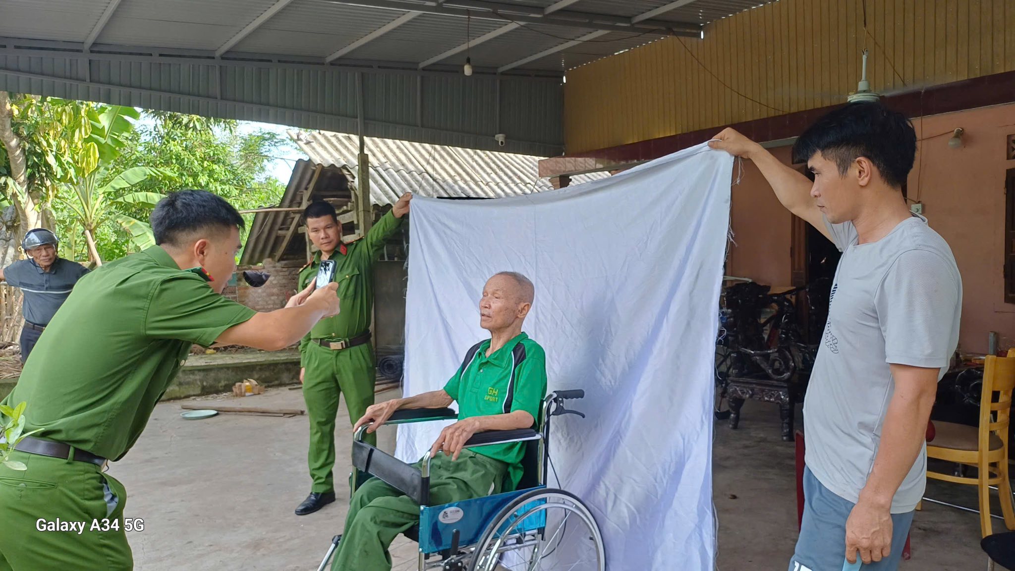 Công an xã và Ban xây dựng Đảng xã Tứ Mỹ đến tận nhà cấp đổi Thẻ đảng viên cho đảng viên tuổi cao, đau ốm, đi lại khó khăn