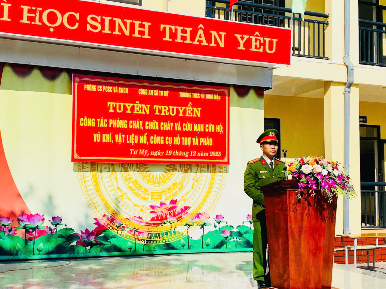 Công an xã Tứ Mỹ phối hợp Phòng Cảnh sát PCCC và CNCH - Công an tỉnh Hà Tĩnh tuyên truyền các quy định của Pháp luật về quản lý, sử dụng vũ khí, vật liệu nổ, cộng cụ hỗ trợ, pháo và công tác PCCC và CNCH