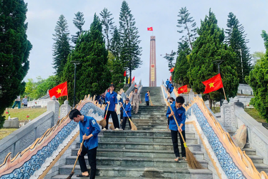 Tứ Mỹ huy động gần 120 cán bộ, hội viên, lực lượng vũ trang ra quân chỉnh trang Nghĩa trang liệt sĩ Quốc gia Nầm