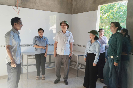 Đồng chí Bí thư Đảng ủy Lê Nhật Lệ kiểm tra tiến độ xây dựng nhà ở cho hộ nghèo và ra quân xây dựng nông thôn mới 