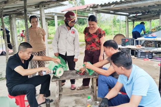 Tứ Mỹ kiểm định miễn phí cân đồng hồ lò xo cho hộ kinh doanh