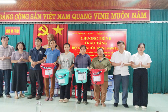 Tứ Mỹ: 54 hộ hoàn cảnh khó khăn có con đang đi học được tặng máy lọc nước Sawyer mini  