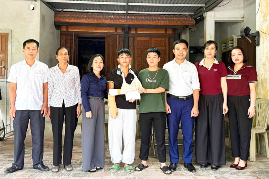 MTTQ xã Tứ Mỹ thăm hỏi, động viên gia đình có hoàn cảnh khó khăn