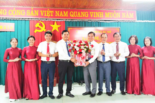 UBND xã Tứ Mỹ gặp mặt nhân kỷ niệm 81 năm Quốc khánh nước CHXHCN Việt Nam 02/9 và ngày truyền thống các ngành quản lý Nhà nước