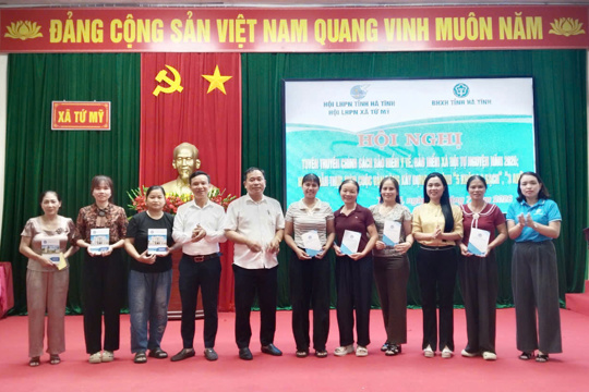 Hội LHPN xã Tứ Mỹ tuyên truyền chính sách BHXH, BHYT và chuyên đề "5 không, 3 sạch, 3 an"