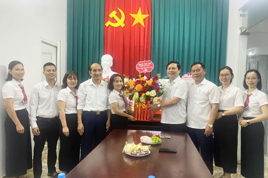 Lãnh đạo xã Tứ Mỹ tặng hoa chúc mừng doanh nghiệp, hợp tác xã nhân Ngày Doanh nhân Việt Nam 
