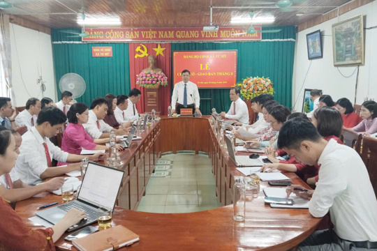 Đảng bộ UBND xã Tứ Mỹ: Chào cờ - Giao ban tháng 8