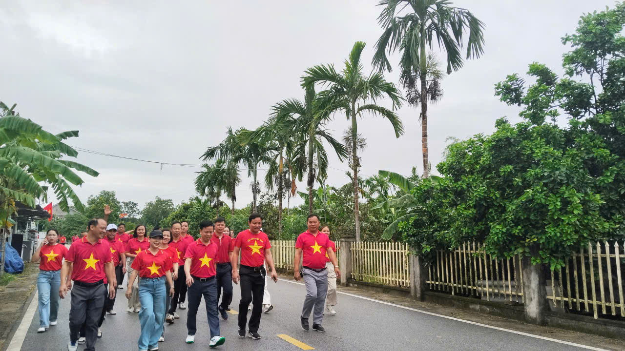 Gần 300 người ở Tứ Mỹ hưởng ứng Chương trình đi bộ “Cùng Việt Nam tiến bước” năm 2026