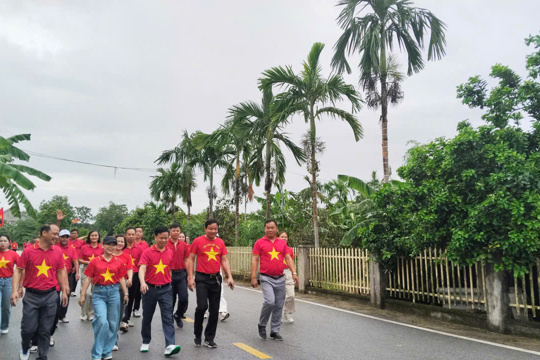 Gần 300 người ở Tứ Mỹ hưởng ứng Chương trình đi bộ “Cùng Việt Nam tiến bước” năm 2026 