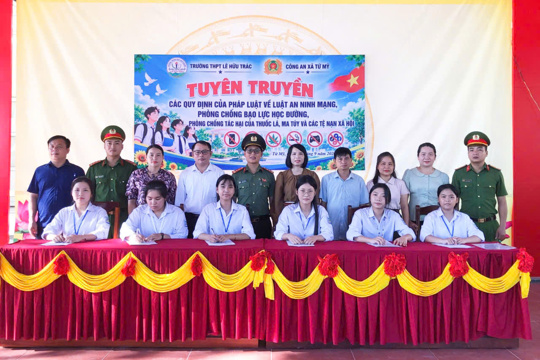 Công an xã Tứ Mỹ tuyên truyền pháp luật cho học sinh 