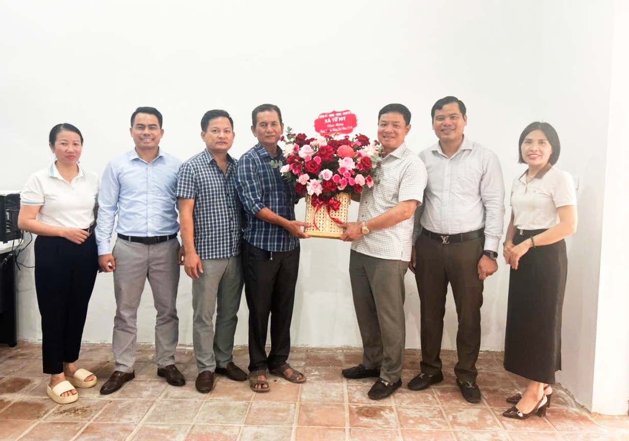 Đồng chí Chủ tịch UBND xã Nguyễn Kiều Hưng tặng hoa chúc mừng các doanh nghiệp nhân Ngày Doanh nhân Việt Nam 13/10