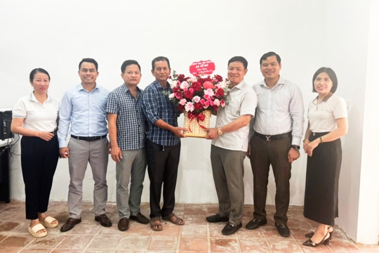 Đồng chí Chủ tịch UBND xã Nguyễn Kiều Hưng tặng hoa chúc mừng các doanh nghiệp nhân Ngày Doanh nhân Việt Nam 13/10