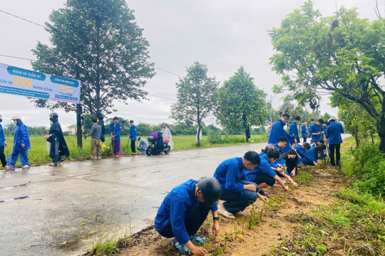 Đội mưa xây dựng NTM, cán bộ và người dân Tứ Mỹ chung tay làm đẹp quê hương
