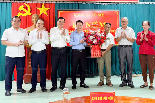 Lãnh đạo xã Tứ Mỹ chúc mừng Hội Người cao tuổi nhân Ngày Quốc tế Người cao tuổi