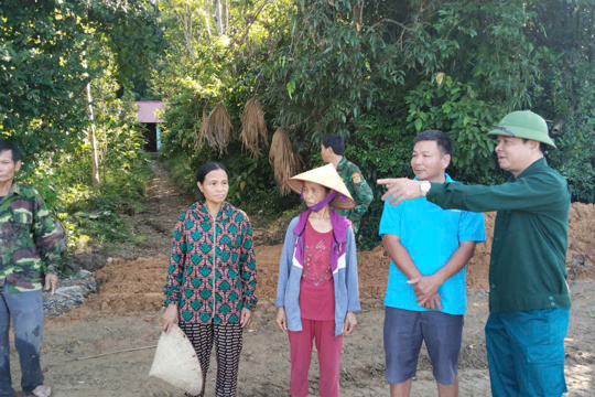 Chủ tịch UBND xã Tứ Mỹ Nguyễn Kiều Hưng kiểm tra tiến độ thi công đường giao thông thôn Long Thượng