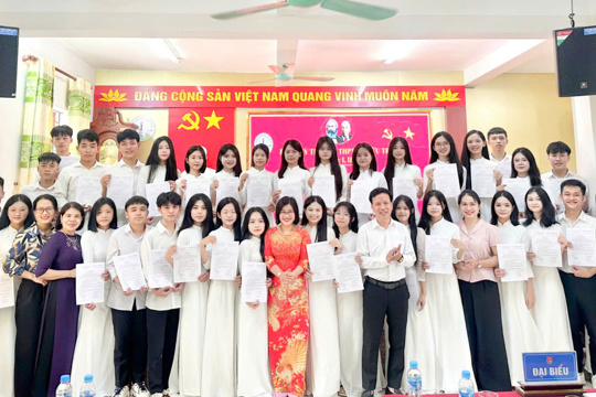 Đảng bộ Trường THPT Lê Hữu Trác kết nạp 33 quần chúng ưu tú vào Đảng