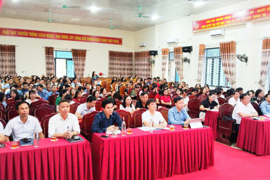 Gần 200 cán bộ quản lý, giáo viên ở Tứ Mỹ tham gia hội nghị bồi dưỡng chính trị năm học 2026 - 2027