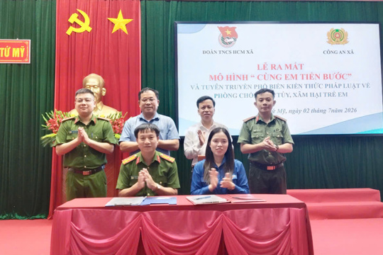 Xã Tứ Mỹ ra mắt mô hình “Cùng em tiến bước” 