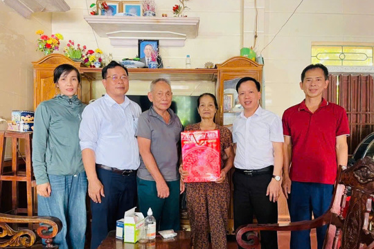 Lãnh đạo xã Tứ Mỹ thăm, tặng quà nhân kỷ niệm 79 năm ngày thương binh - Liệt sĩ