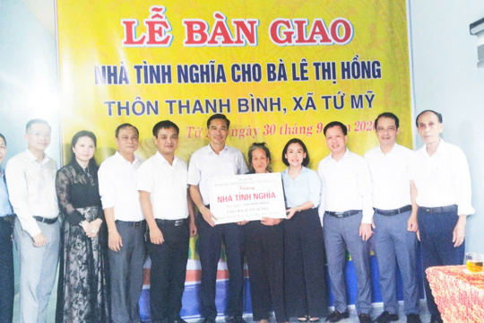 Tứ Mỹ bàn giao nhà tình nghĩa cho bà Lê Thị Hồng