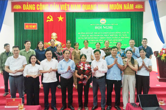 Tứ Mỹ: 15 hộ dân được Trung ương Hội Nông dân Việt Nam hỗ trợ phát triển chăn nuôi gà theo hướng an toàn sinh học