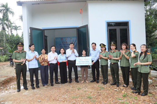 200 suất quà đến với các gia đình hoàn cảnh khó khăn trên địa bàn xã Tứ Mỹ  