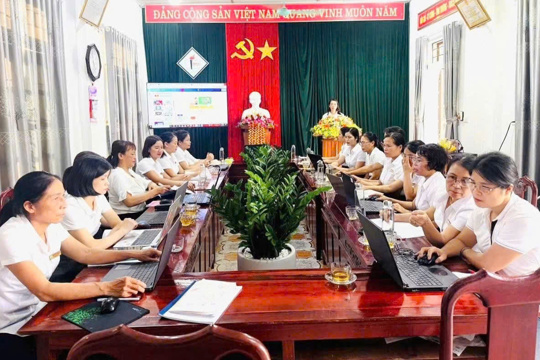 Trường Tiểu học Trần Kim Xuyến tích cực tập huấn sách giáo khoa sẵn sàng cho năm học mới 