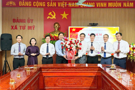 Đảng ủy, MTTQ và các đoàn thể xã Tứ Mỹ chúc mừng UBND xã nhân kỷ niệm 81 năm Quốc khánh và ngày thành lập các ngành quản lý Nhà nước