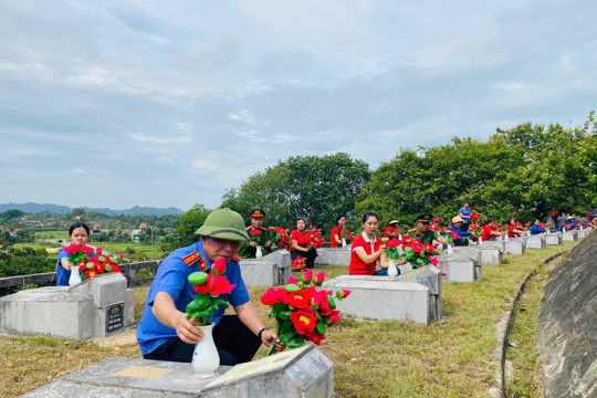 Dâng hoa tri ân các anh hùng liệt sĩ tại Nghĩa trang liệt sĩ Nầm