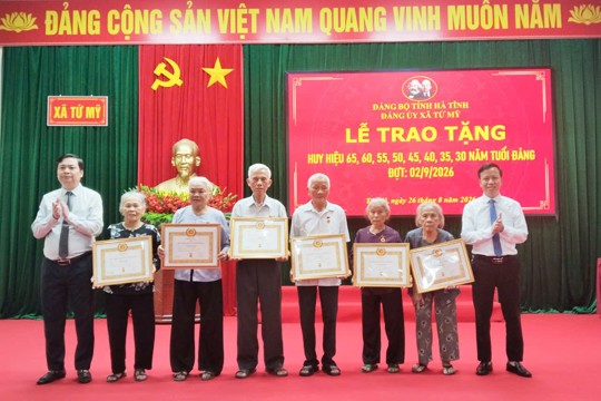Tứ Mỹ trao tặng Huy hiệu Đảng đợt 2/9 cho 90 đảng viên