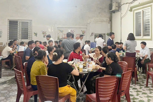Bữa cơm nghĩa tình nơi những ngày cuối hành trình tri ân