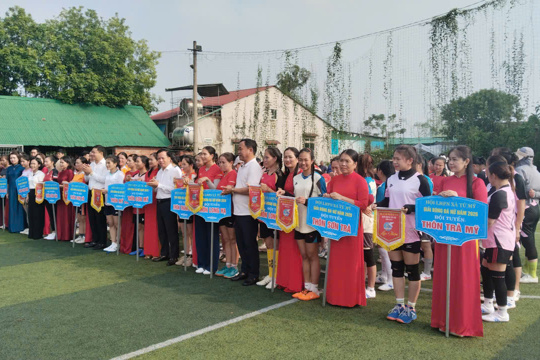 Tứ Mỹ khai mạc giải bóng đá nữ chào mừng Ngày Phụ nữ Việt Nam 20/10