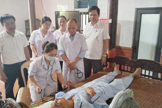 Tứ Mỹ khám sức khỏe, cấp phát thuốc miễn phí cho hơn 100 người có công