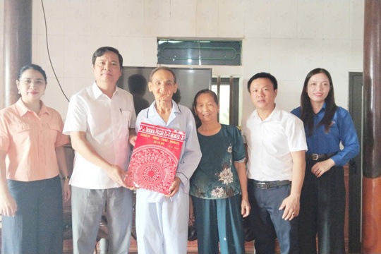 Đồng chí Bí thư Đảng uỷ Lê Nhật Lệ tặng quà tri ân