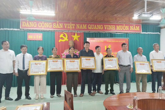 Trao Bằng “Tổ quốc ghi công” cho thân nhân 29 Liệt sĩ